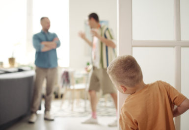 Un couple se dispute devant un enfant