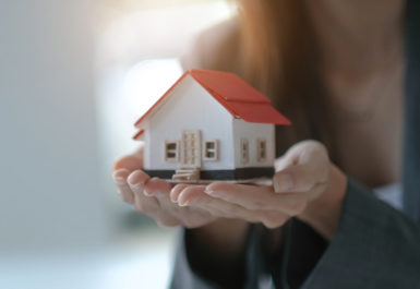 Un avocat mandataire en transaction immobilière s'occupe d'un bien immobilier