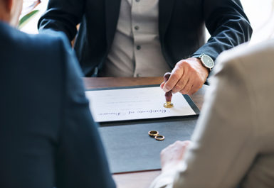 Couple face à leur avocat pour procédure de divorce pour altération définitive du lien conjugal