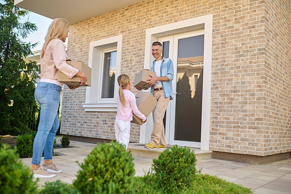 Famille souhaitant tout savoir sur le statut juridique de la propriété en indivision