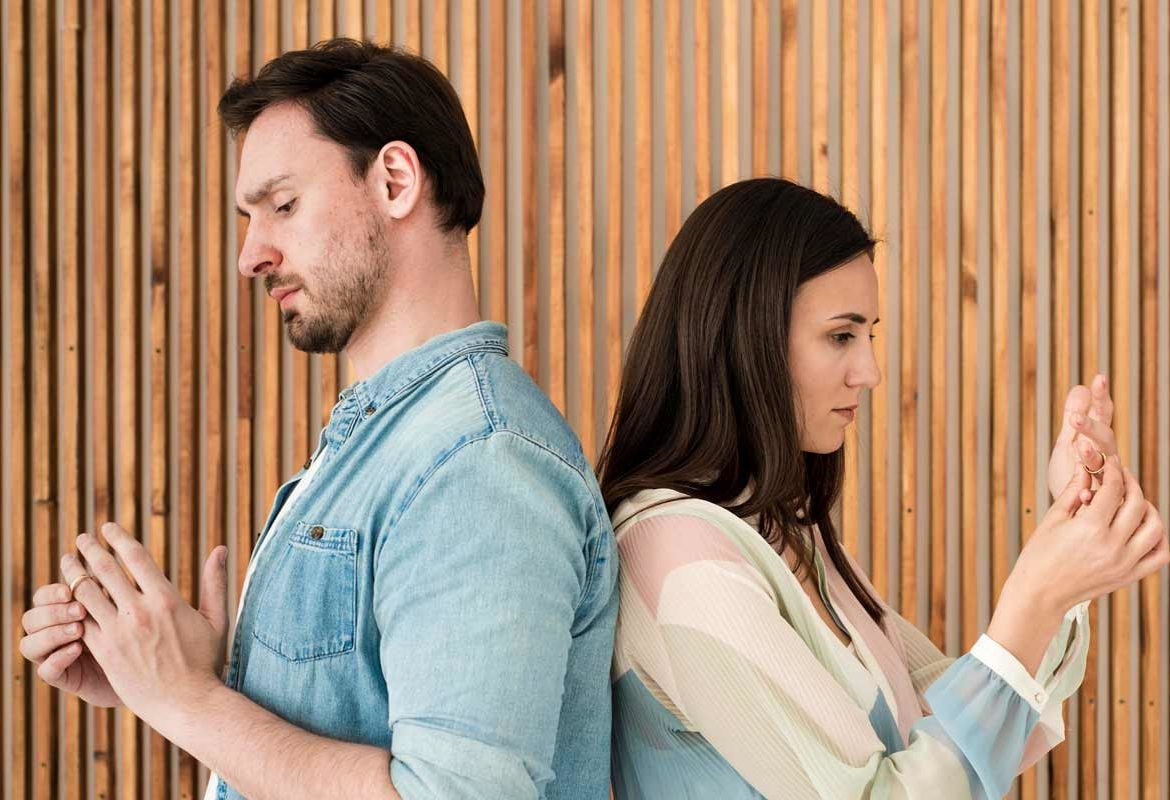 Couple en train d'hésiter entre le divorce ou la séparation de corps