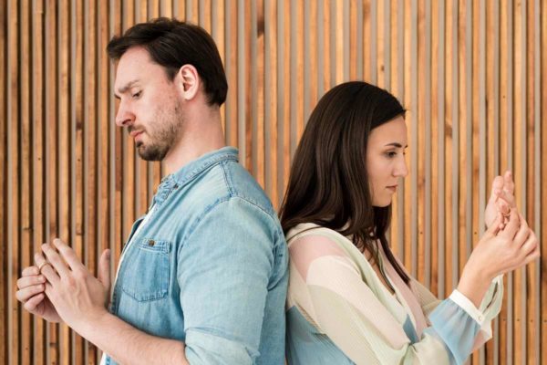 Couple en train d'hésiter entre le divorce ou la séparation de corps
