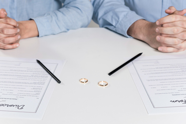 Couple en train de signer les documents de la procédure de divorce