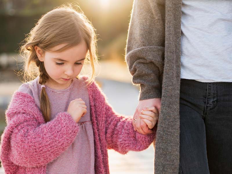 Mineure et sa mère qui a obtenu la garde de l'enfant après le divorce