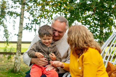 Grands parents exerçant leurs droits des grands parents et de visite avec leur petit fils