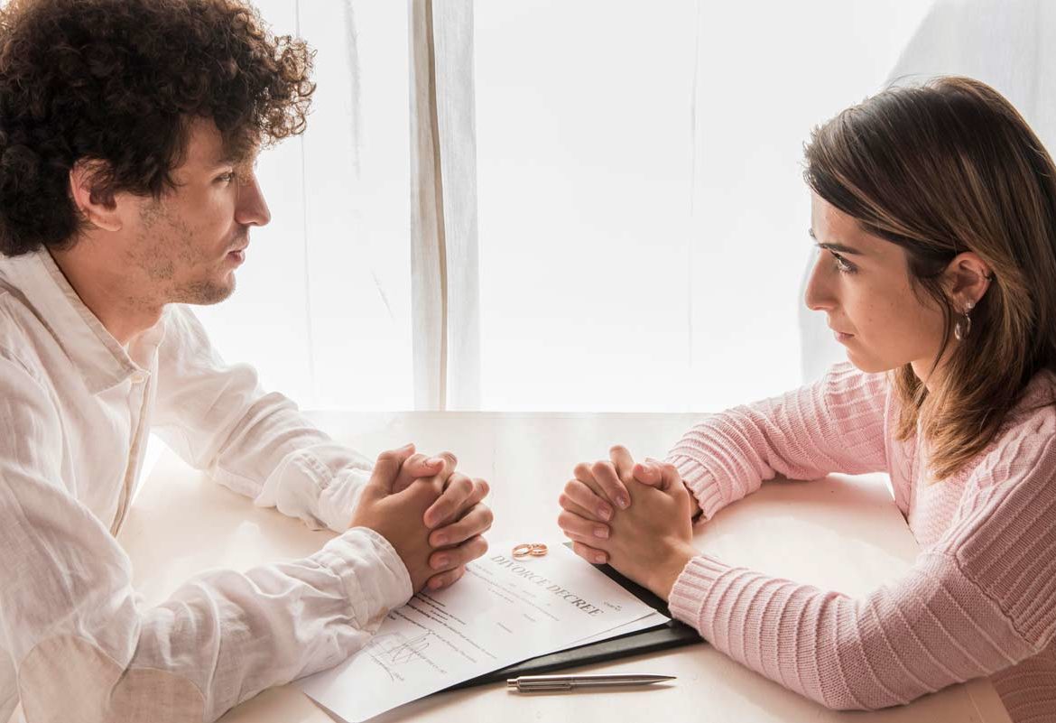 Couple en procédure de divorce chez l'avocat