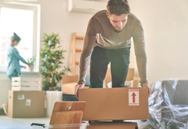 Locataires en train de faire leurs cartons suite à une expulsion du logement après une procédure de recouvrement pour loyers impayés